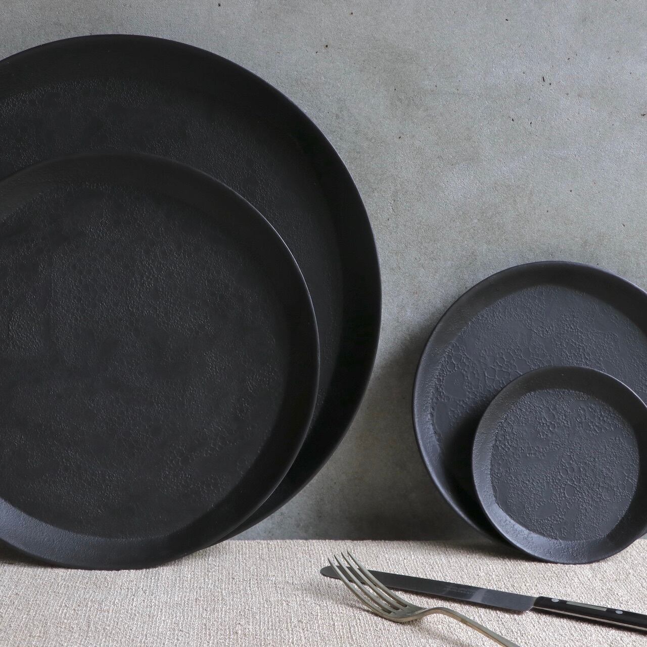 黒泡 30cmプレート Black foam 30cm plate | 吉右エ門製陶所 kichiemon