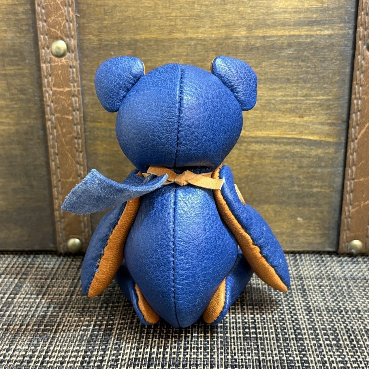 【ジビエレザー鹿革】のベルベア★マイスターの手作り「ベルズベア」ブルー＆キャメル　写真の1点販売です