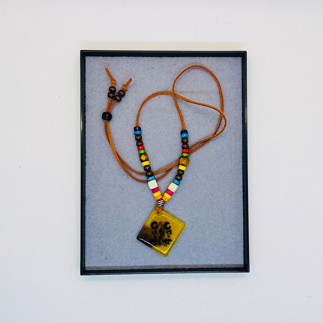 言葉　ペンダント　イエロー　レジン　ネックレス