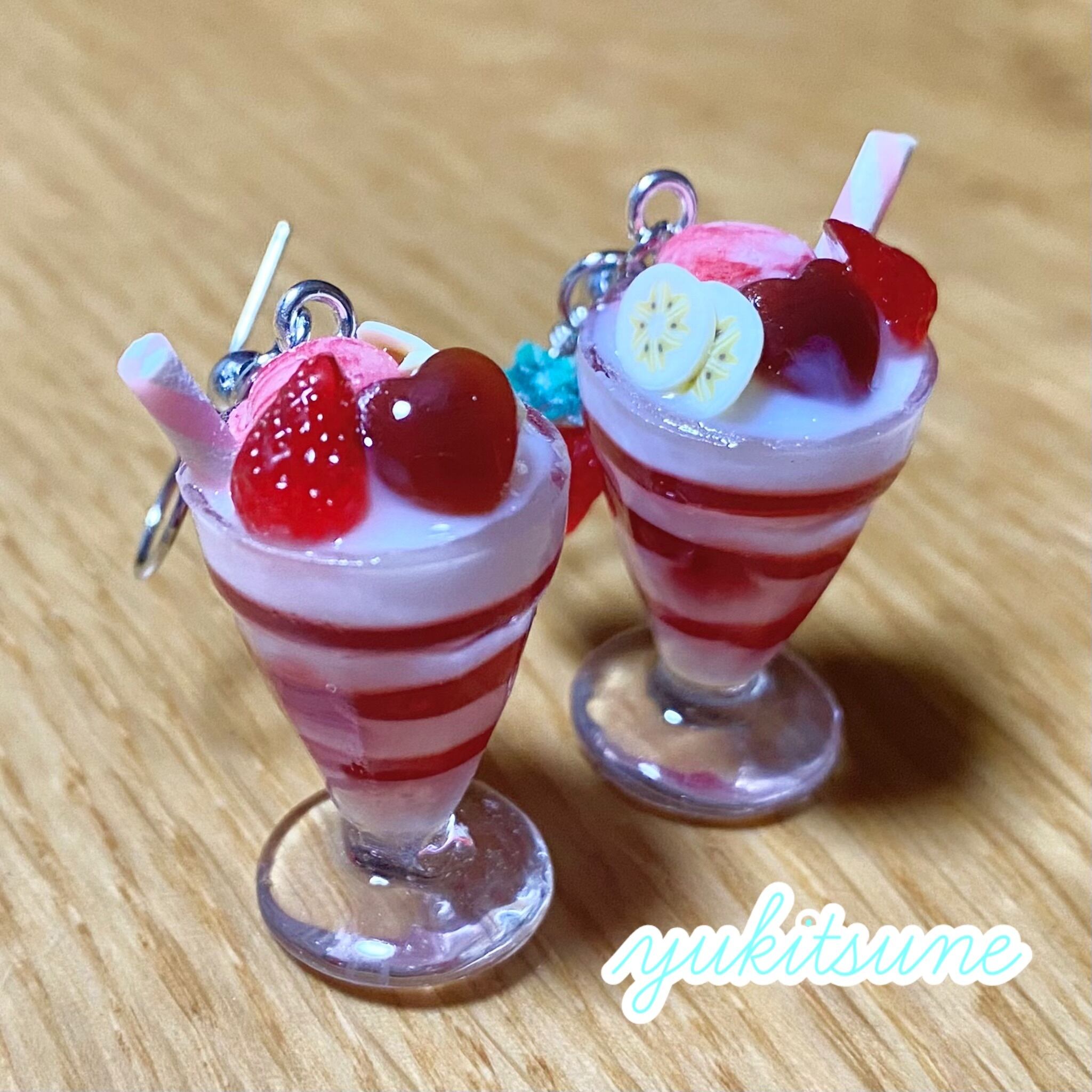 日本販促品 いちご☆パフェ様590☆ぷっくりハートキーホルダー4個