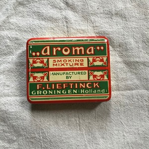 オランダの赤と緑の缶