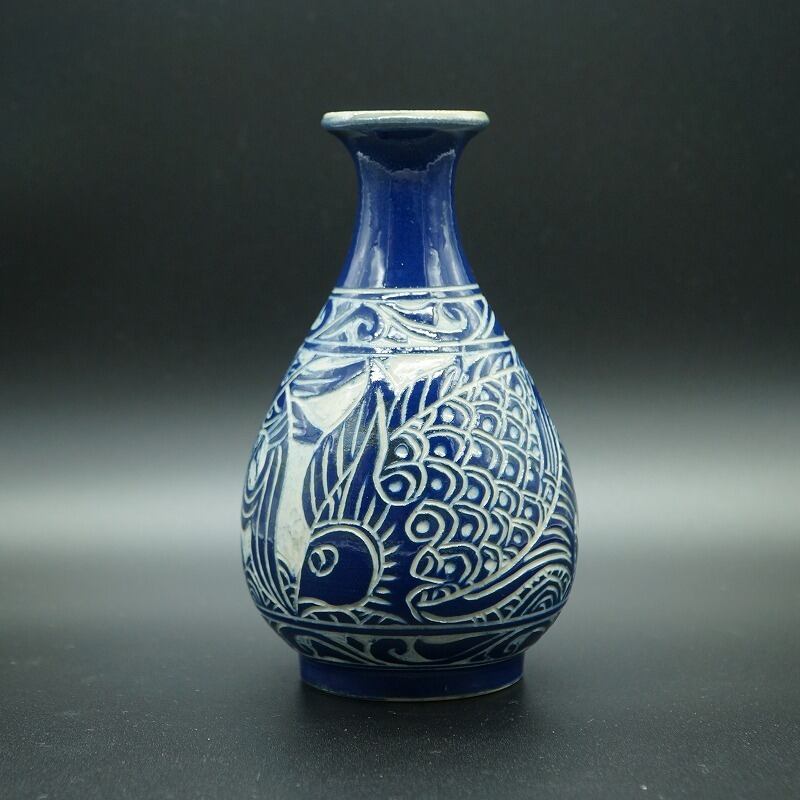かき落とし魚紋の花瓶【金城陶器秀陶房】 | 沖縄の工芸品 うぃーりきさん