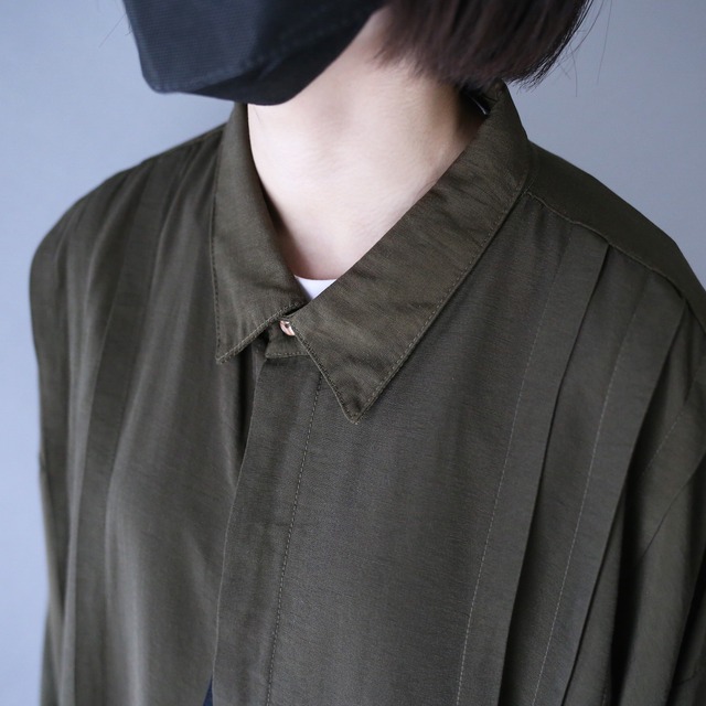 pleats and fry-front minimal design over silhouette shirt