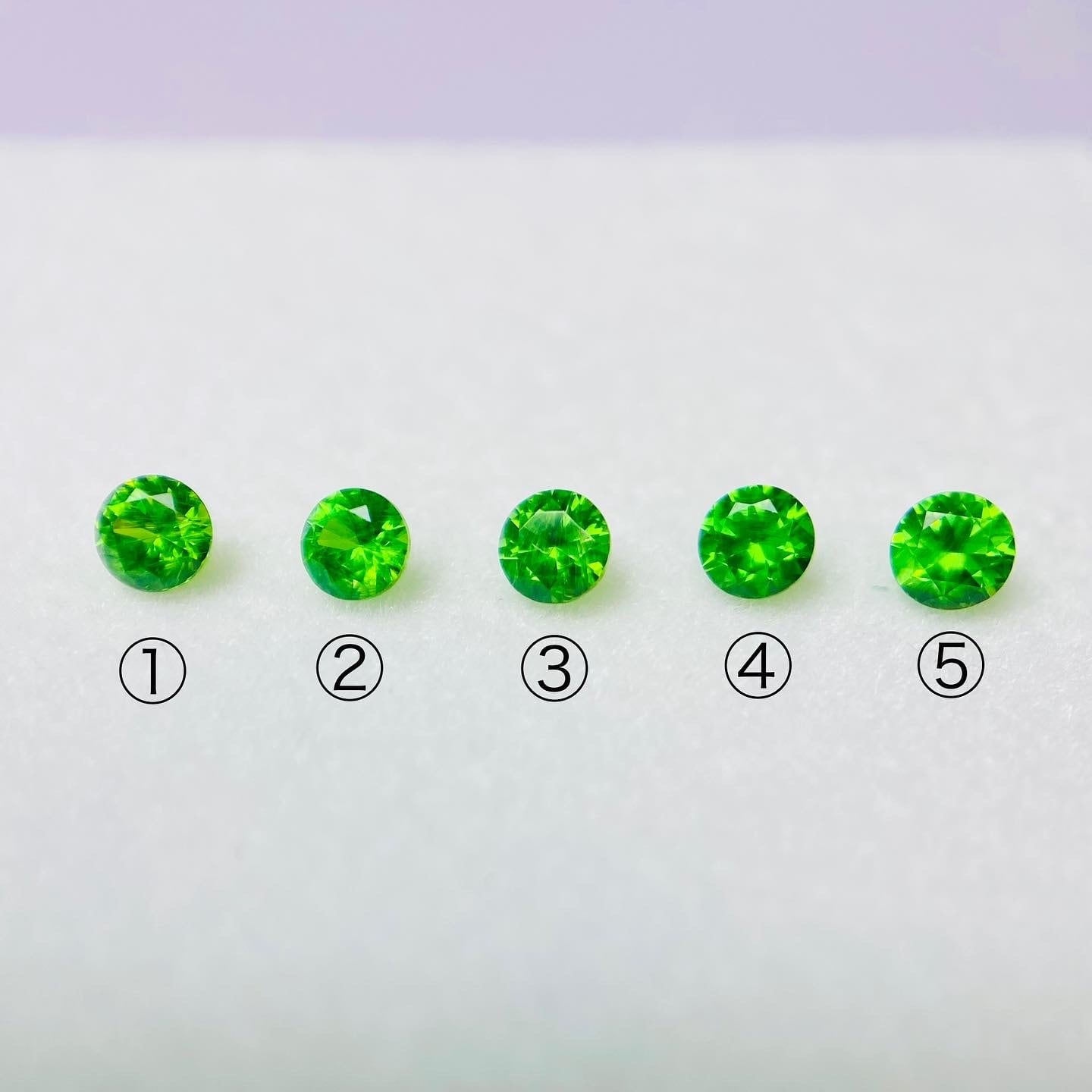 馬躍動する希少石 デマントイドガーネット