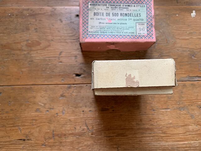 フランス語文字が入った可愛い紙の箱(ベージュ)