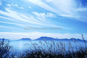 雲海に囲まれた阿蘇山の風景