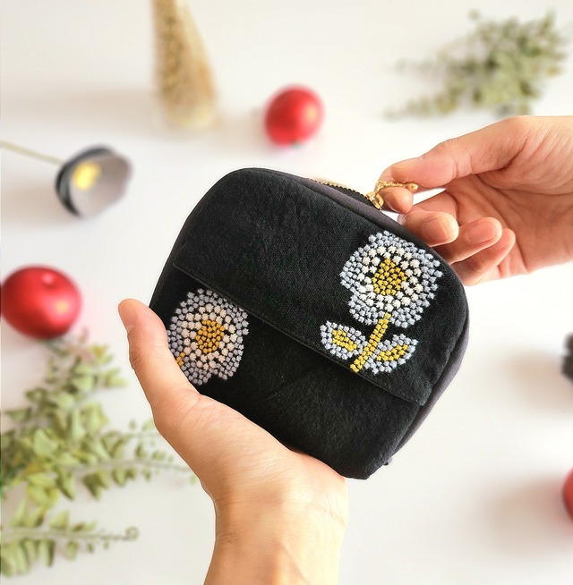 BIGなお花刺繍のコロンとマチ付きポケットティッシュポーチ│ブラック