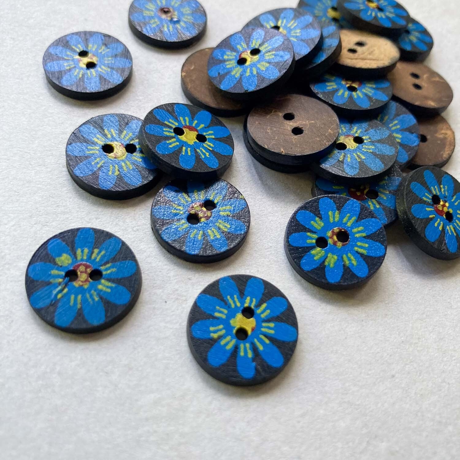 オンライン限定》ココナツボタン 黒×青い花（15mm） | Dua