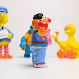 ☆VINTAGE 80'☆【 SESAME STREET( セサミストリート ) 】 Ernie ( アーニー ) /『 ABC BOOK 』PVCフィギュア 〚アメリカン雑貨 アメトイ〛