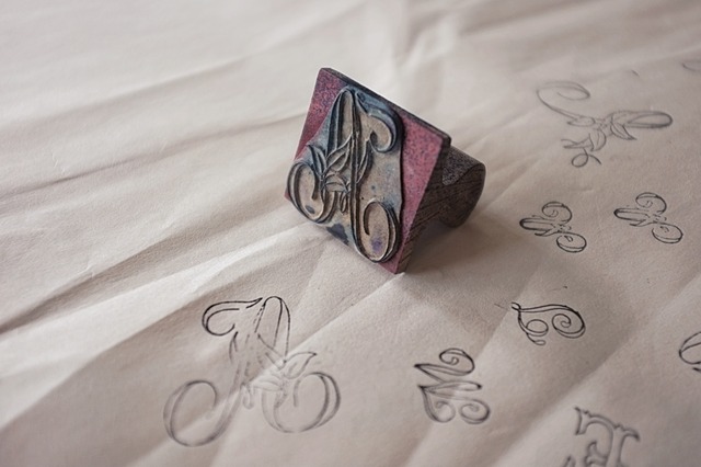 フランス 4.3c 蔦葉絡むAとモノグラムと刺繍用スタンプ アンティーク