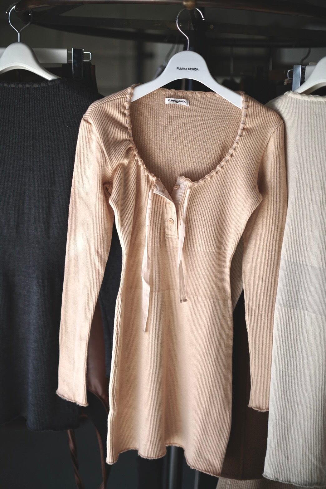 FUMIKA_UCHIDA / RIB STITCH HENLEY-NECK UNDERWEAR ( IVORY, PINK