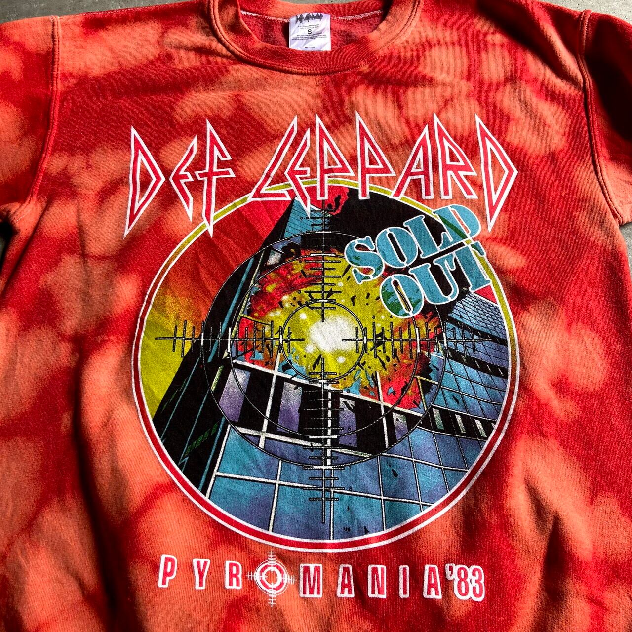 DEF LEPPARD デフ・レパード タイダイ染め プリント バンドスウェット トレーナーレッド 赤色 メンズS レディース 古着  【スウェット】【WS2201】 | cave 古着屋【公式】古着通販サイト