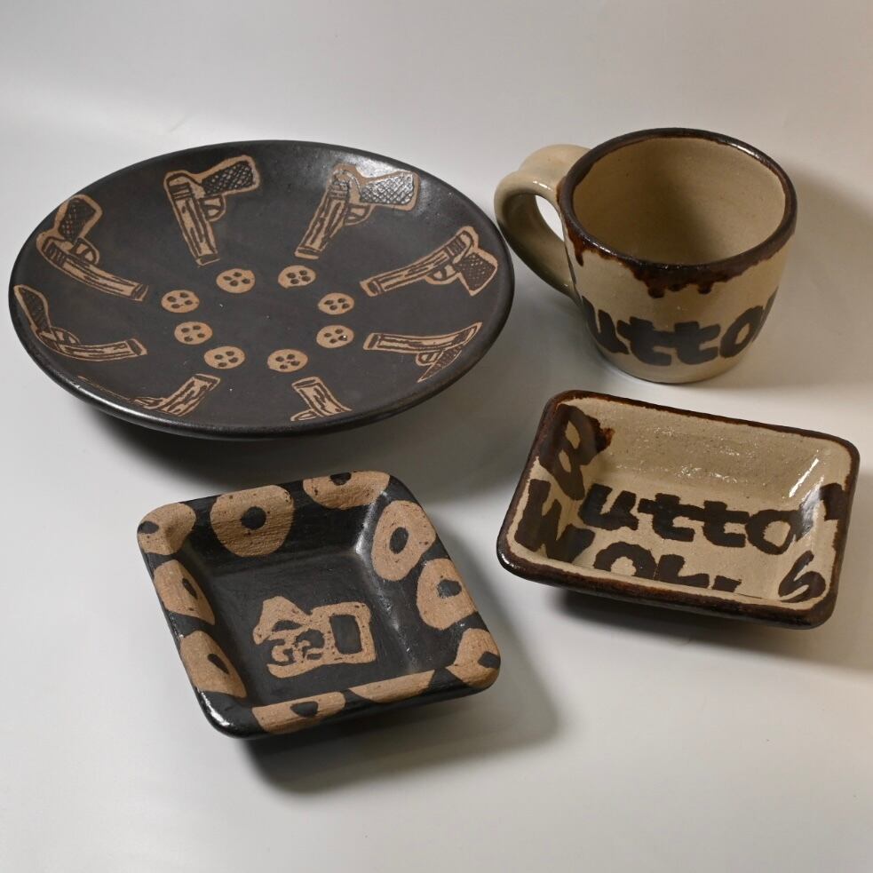 工房十鶴 x BW 30th企画 やちむん オリジナル釦ロゴ角皿 | Button