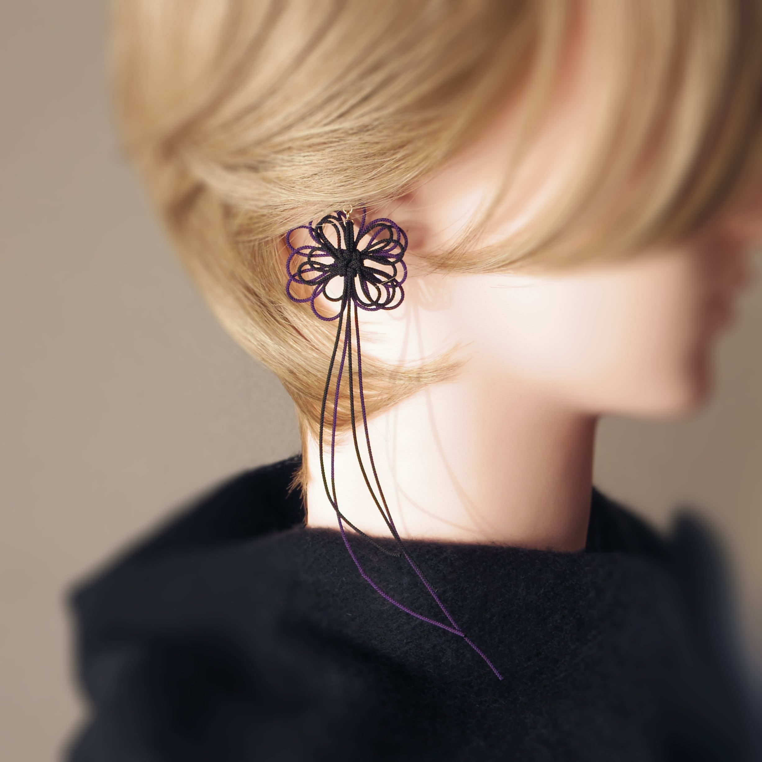 かたっぽイヤーカフ「うたつたえ」(黒×紫)