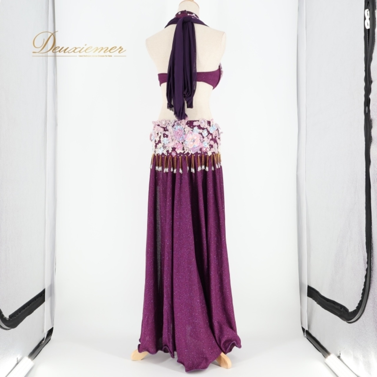 ベリーダンス オリエンタル 衣装 上下セット パープル系 トップス スカート チョーカー ラインストーン 花 紫 青 キラキラ スリット 豪華 装飾 華やか 鮮やか かわいい ステージ イベント ダンス衣装 フリンジ ピンク系 ブルー系 シルバー系