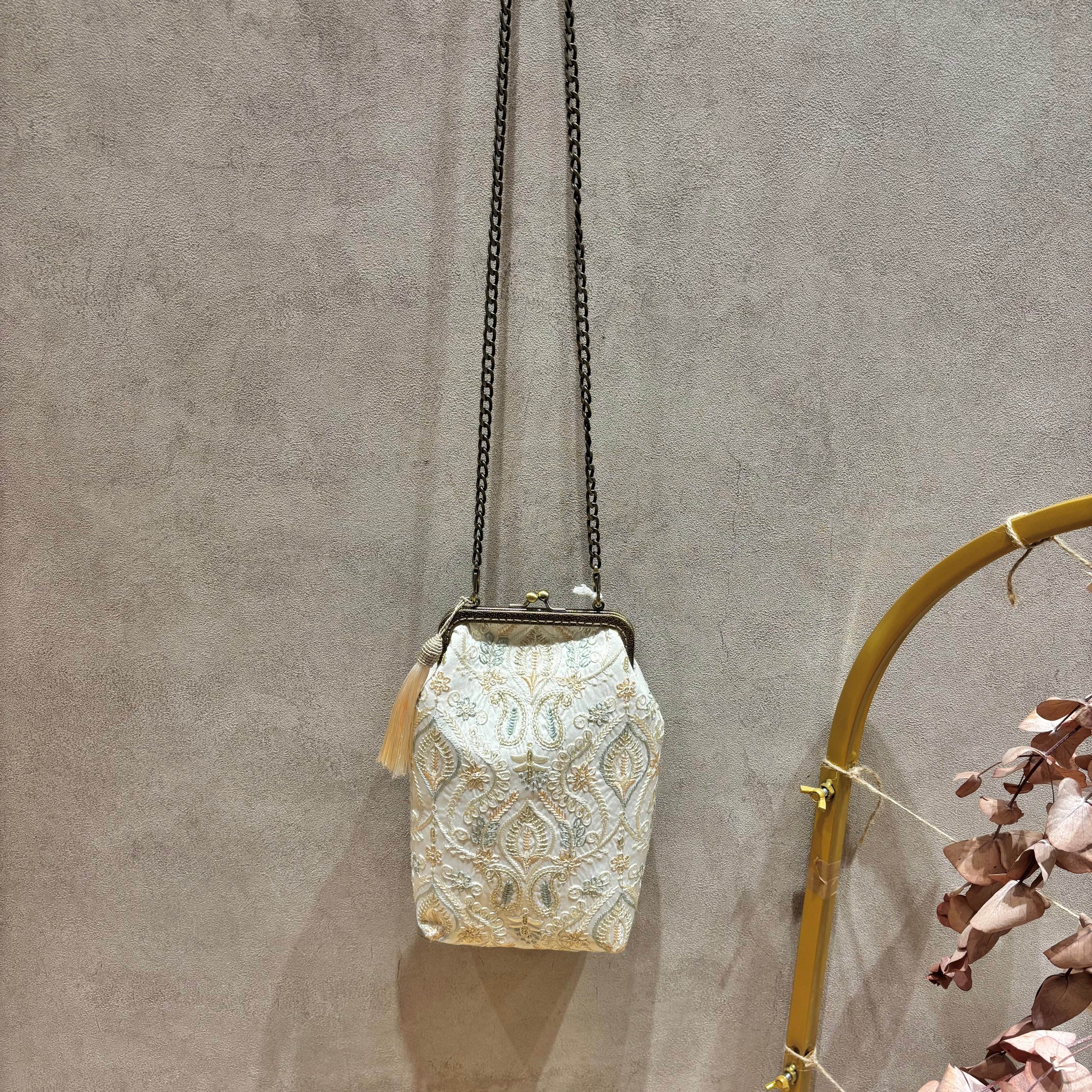 【1点限り】がま口インド刺繍バッグ（A67-22）①