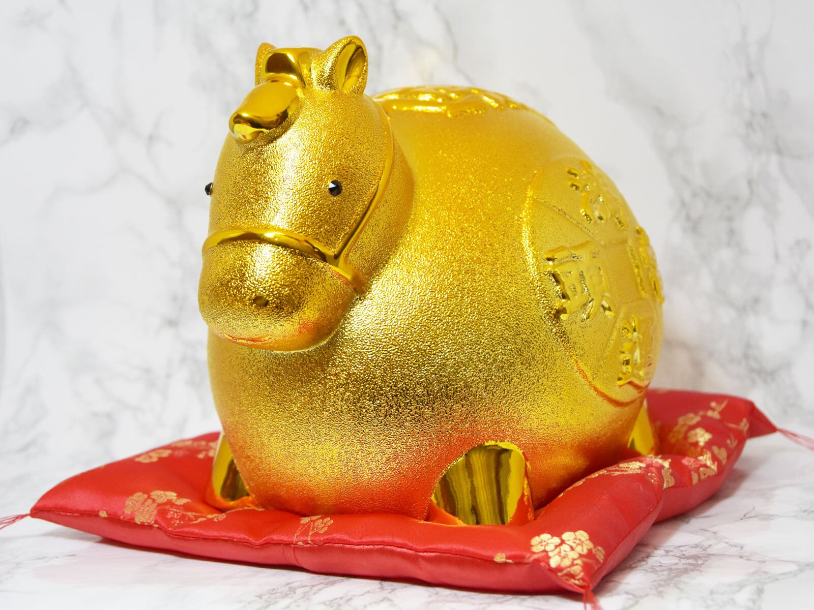 黄金の馬 置物 貯金箱 午年 招財 金運 仕事運 赤座布団付 | 世界の
