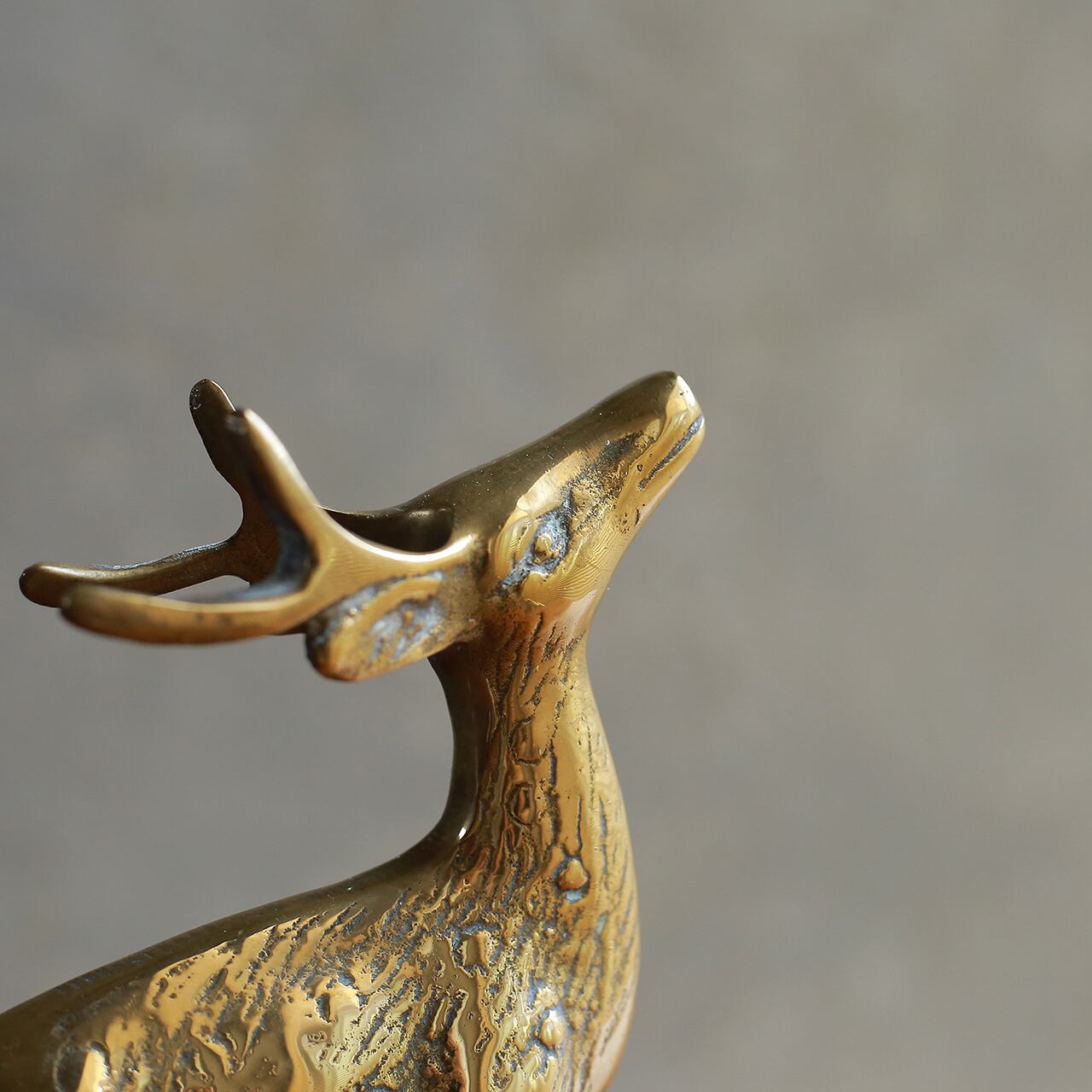 空を見上げる、真鍮のシカ 1 | 木と、輝と。| 一点もの ヴィンテージ