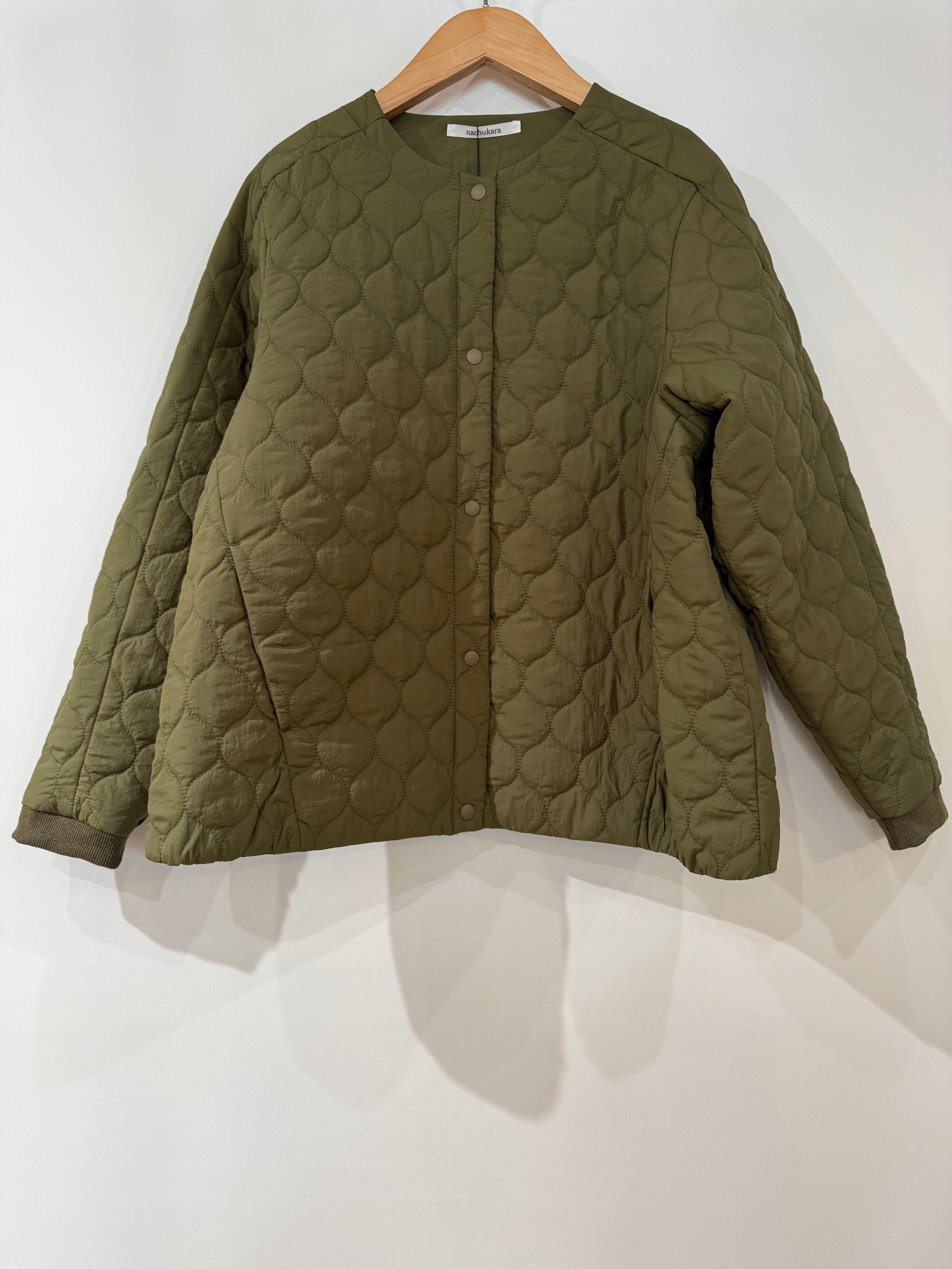 送料無料:nachukara/ナイロンキルトノーカラーブルゾン カーキ