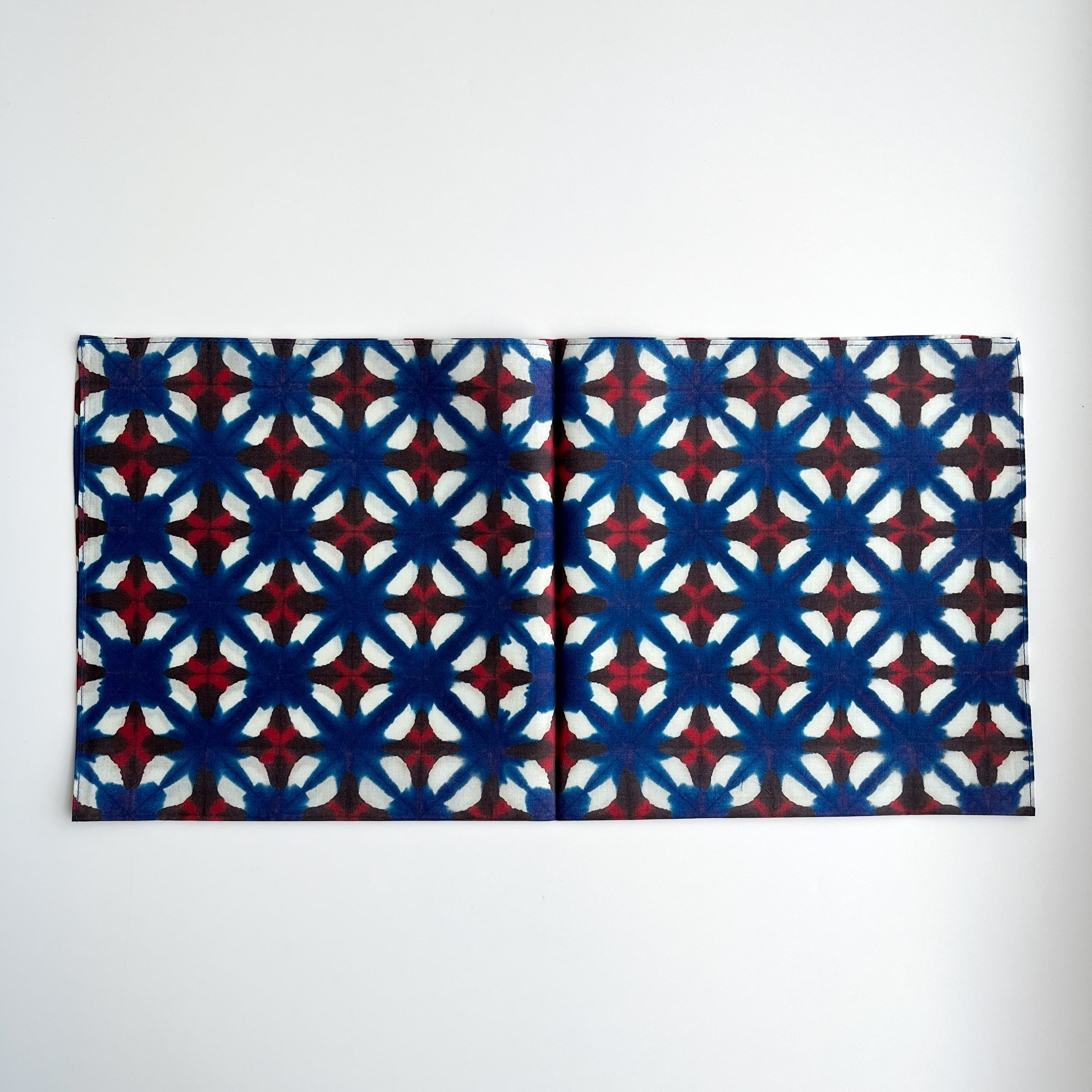江上茂雄 大判ハンカチ 染め紙 赤×青 ＜この場所の風景展＞ | hmm, by