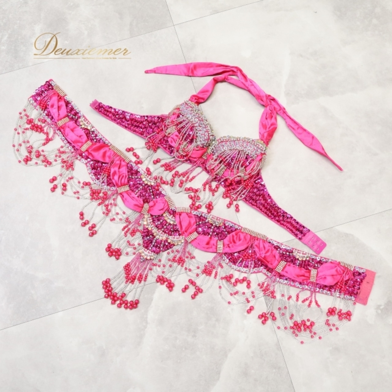 ベリーダンス オリエンタル 衣装 トップス ベルト セット ピンク系 ラインストーン スパンコール 豪華 装飾 華やか キラキラ ダンス衣装 イベント ステージ 鮮やか かわいい フリンジ