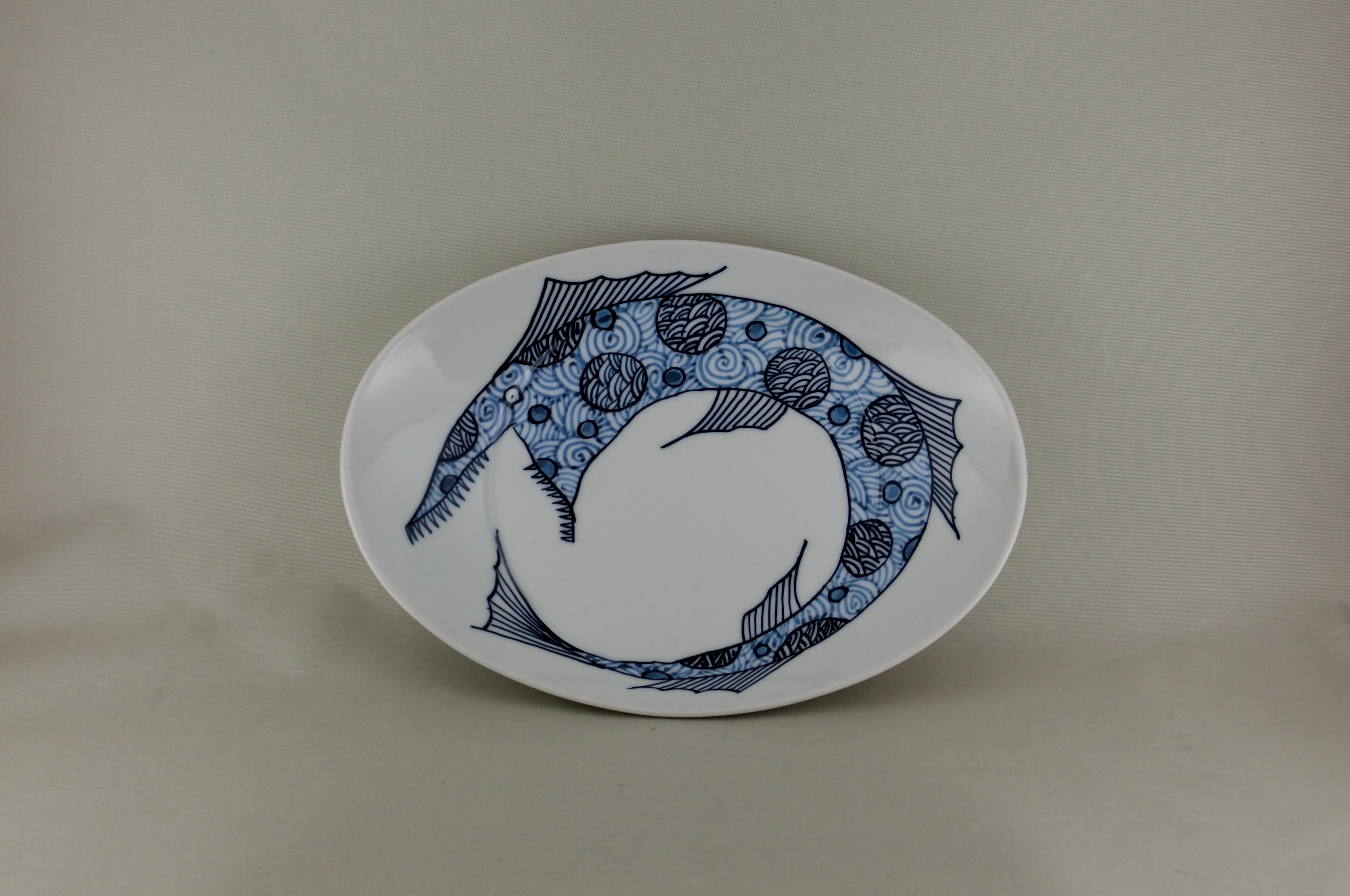 変魚シリーズ 楕円底丸皿（青） | 月桃庵 されど