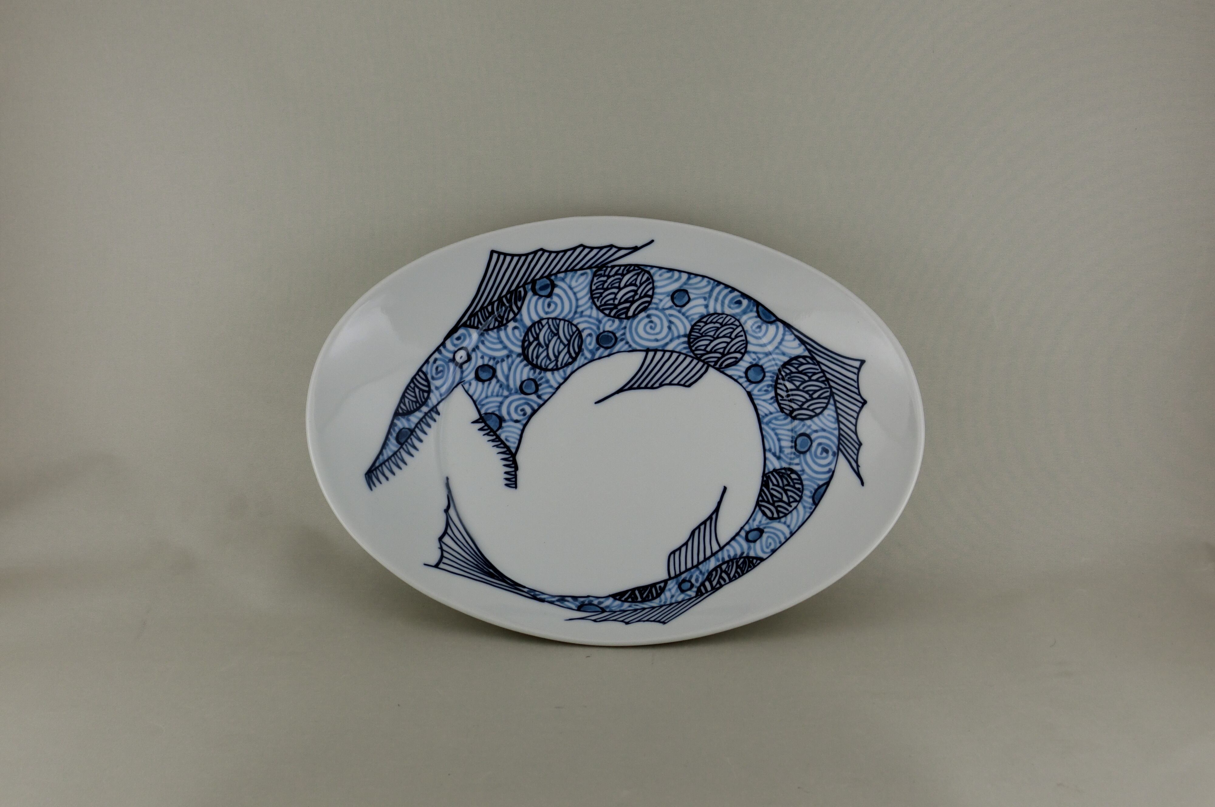 変魚シリーズ　楕円底丸皿（青）