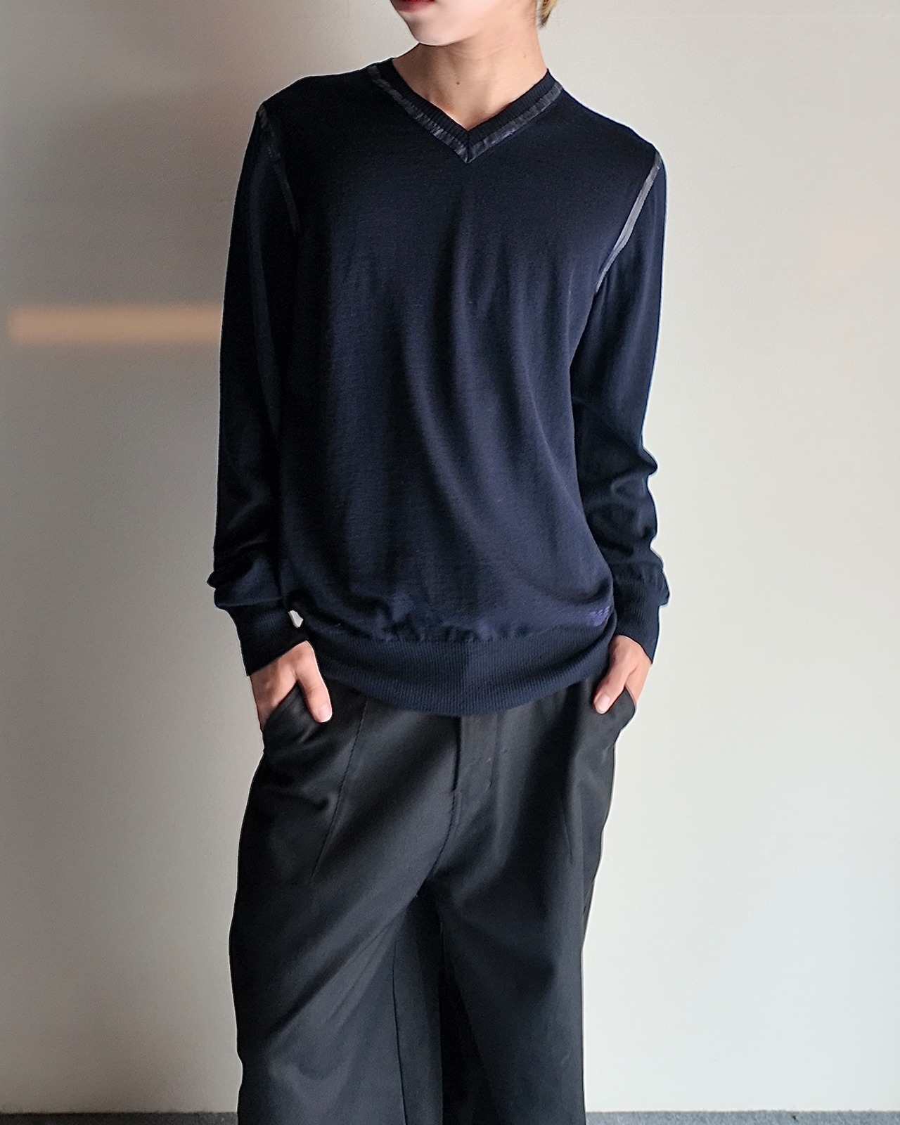 【EMPORIO ARMANI】bondage tape v-neck knit