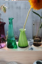 すらっとしたグリーンの花瓶