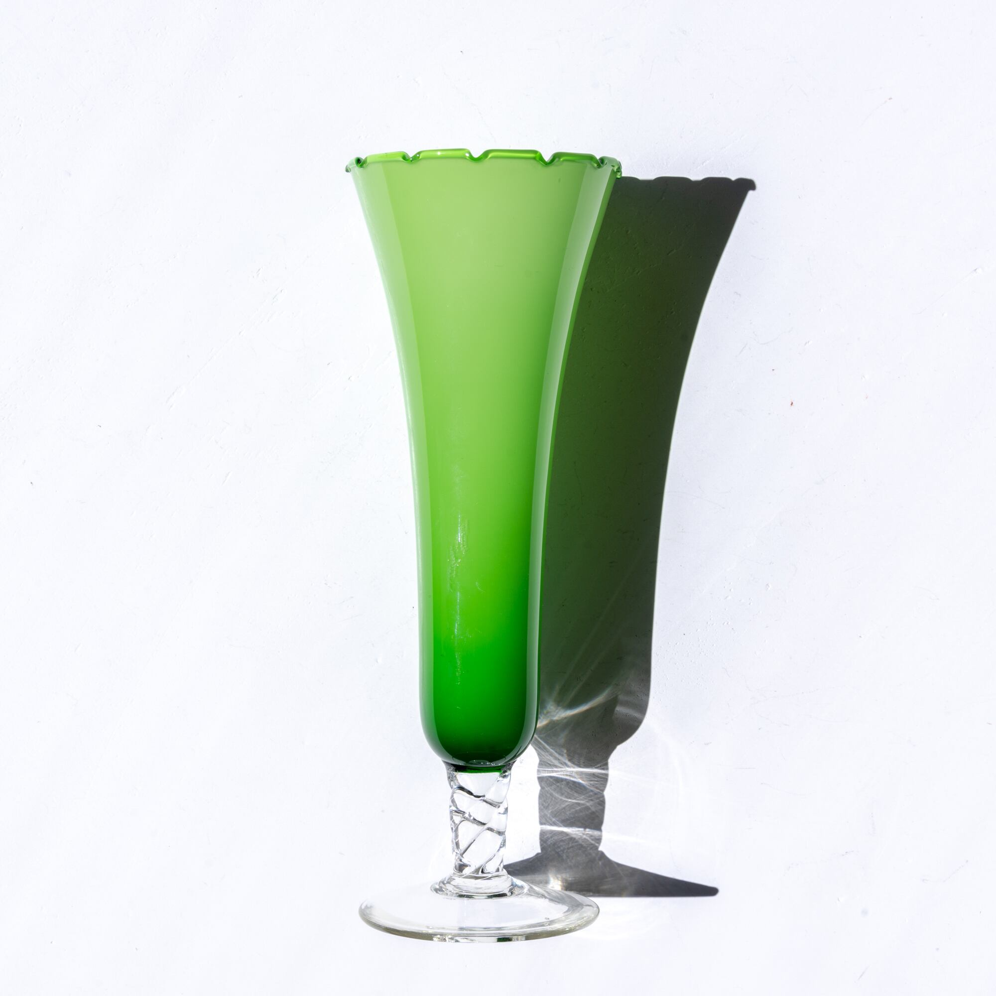 Milky Frill Emerald Vase