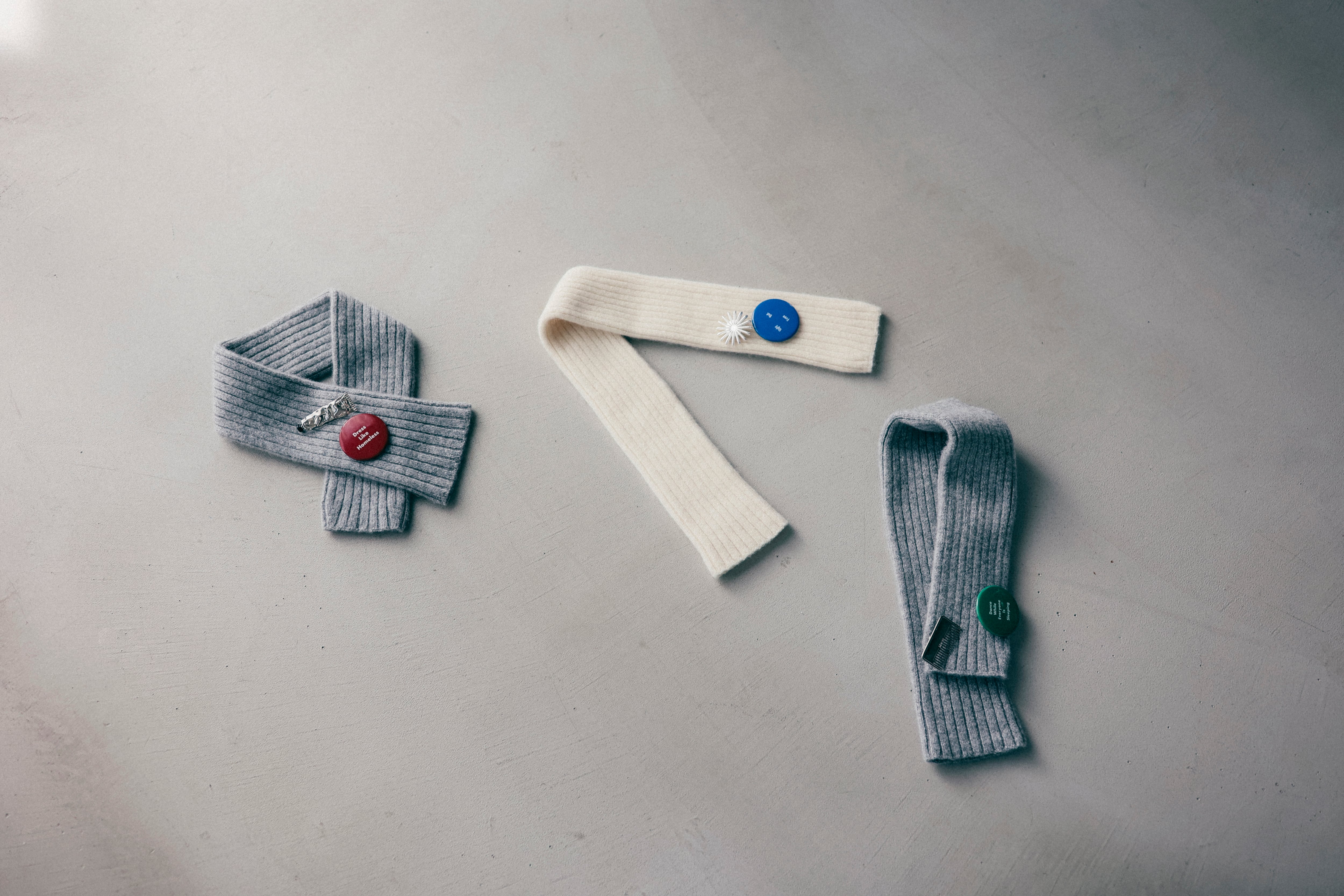 ピンバッチ付きミニマフラー(comb＆Green) | HOKOS