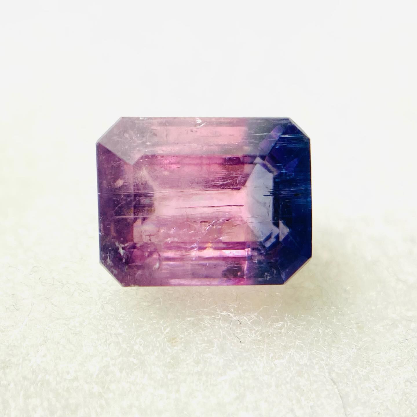 珍しいカラーコンビネーションのトルマリン