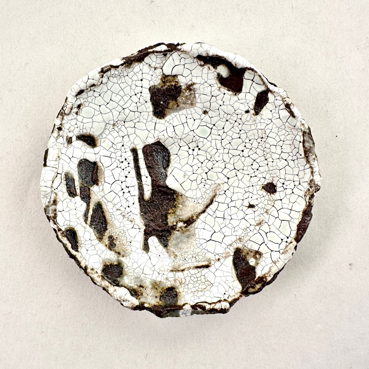 榛澤宏 色絵楕円 豆皿 色花ちらし(青黄) たたら 粉引 岐阜県多治見市の榛澤宏さんの色絵立花楕円小皿 うつわ家膳｜人気作家