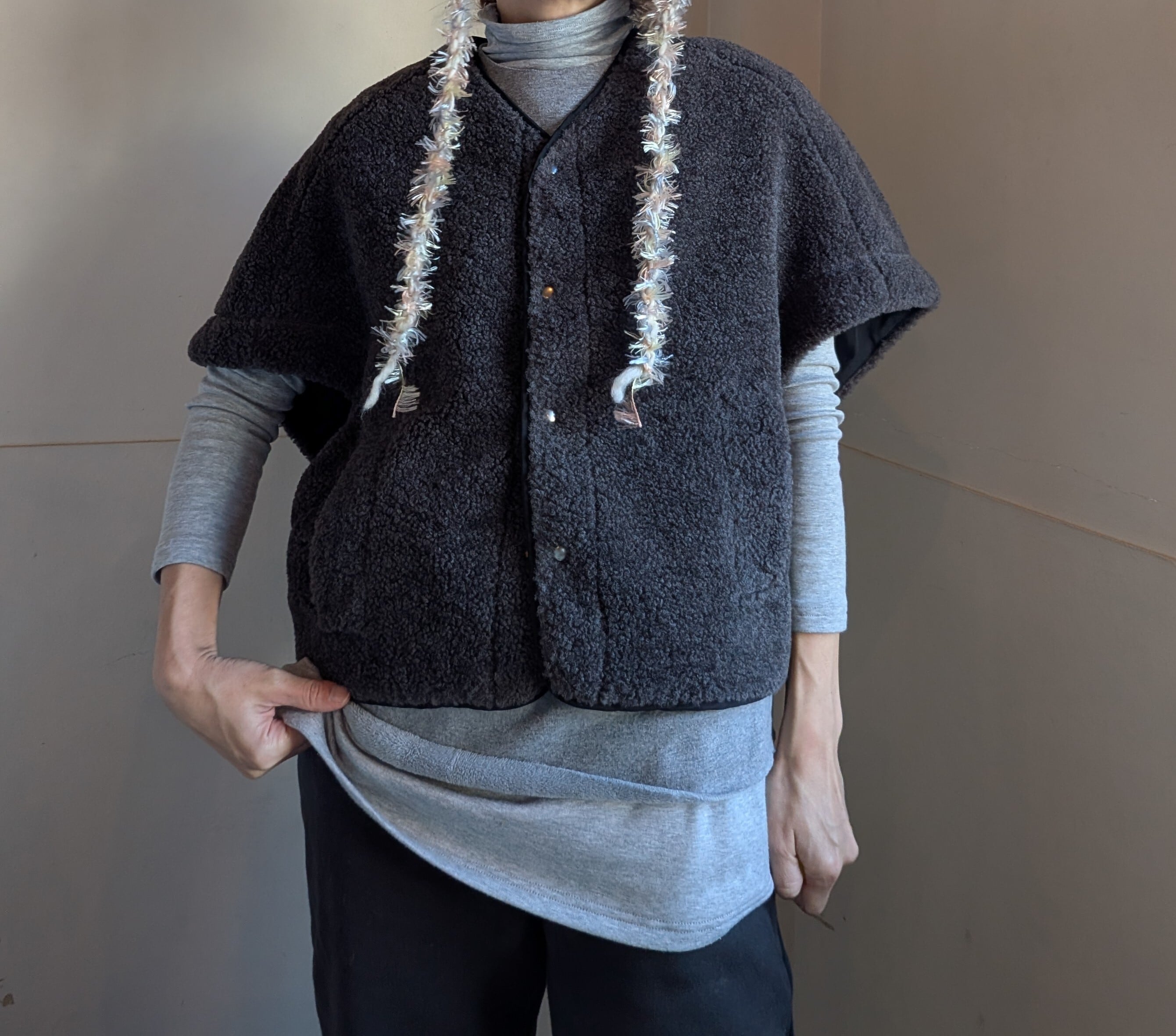 フェイクファー ボア ショートベスト / CHACOAL GRAY | 服と雑貨ume