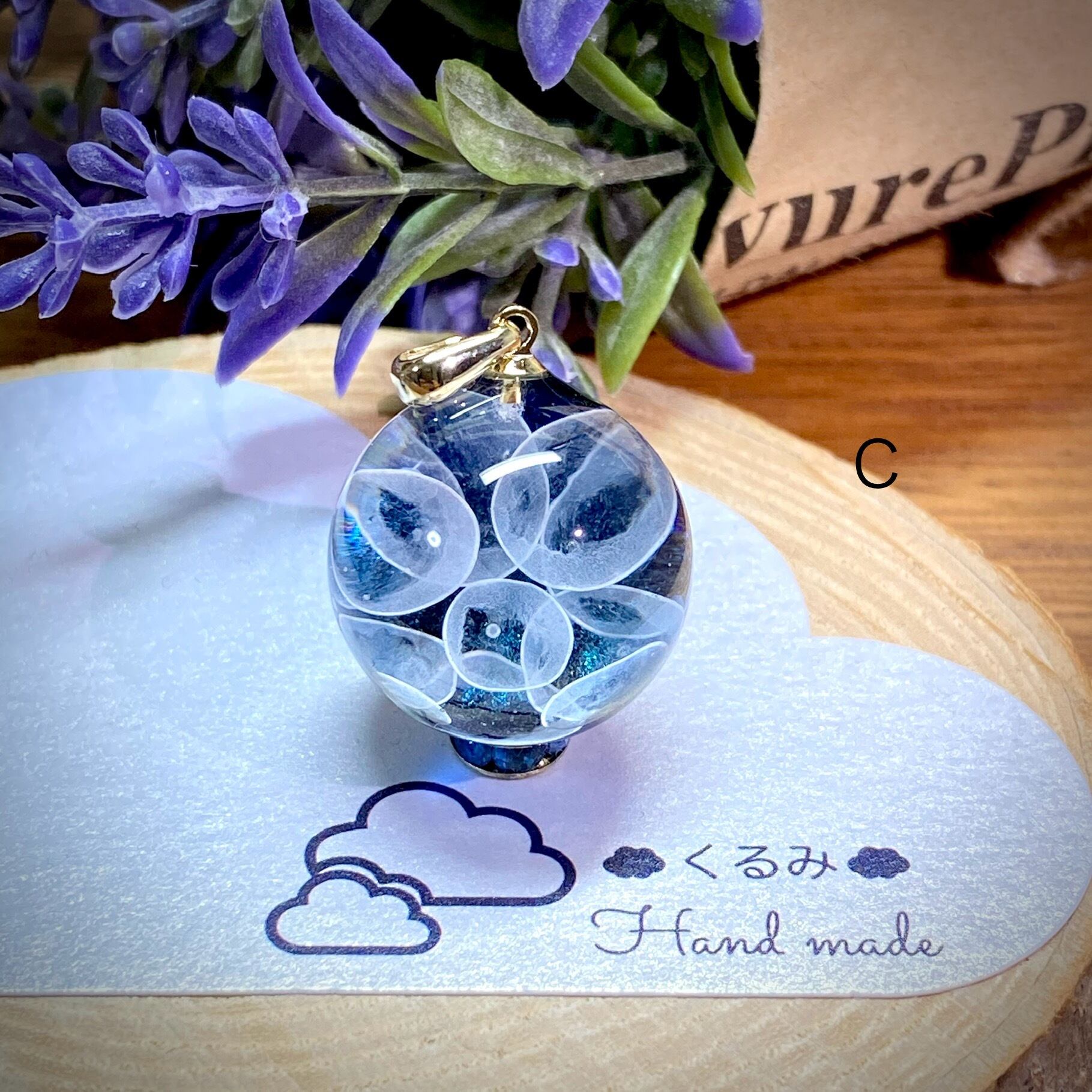 レジンペンダント クラゲのアクアリウム 20mm ゴールド バチカン付 C