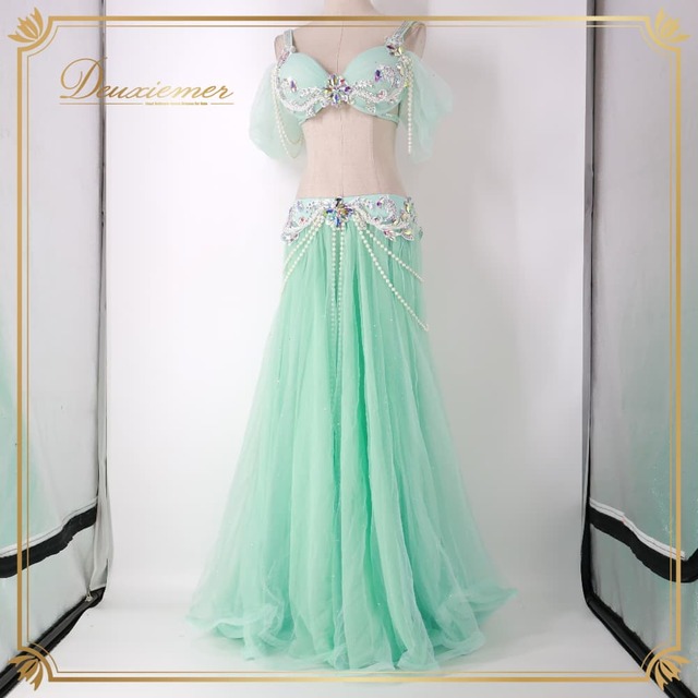 ベリーダンス 衣装 Charm Dancer ツーピース セットアップ 上下セット オリエンタル グリーン系 トップス スカート 緑 ラインストーン キラキラ 透け感 インナー レース 華やか かわいい 淡い 装飾 輝き ダンス衣装 イベント ホワイト系r