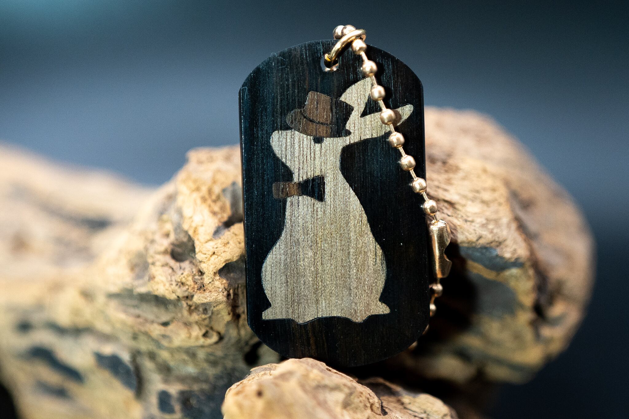 【幻の銘木】 青黒檀 ドッグタグ 象嵌 三月ウサギ