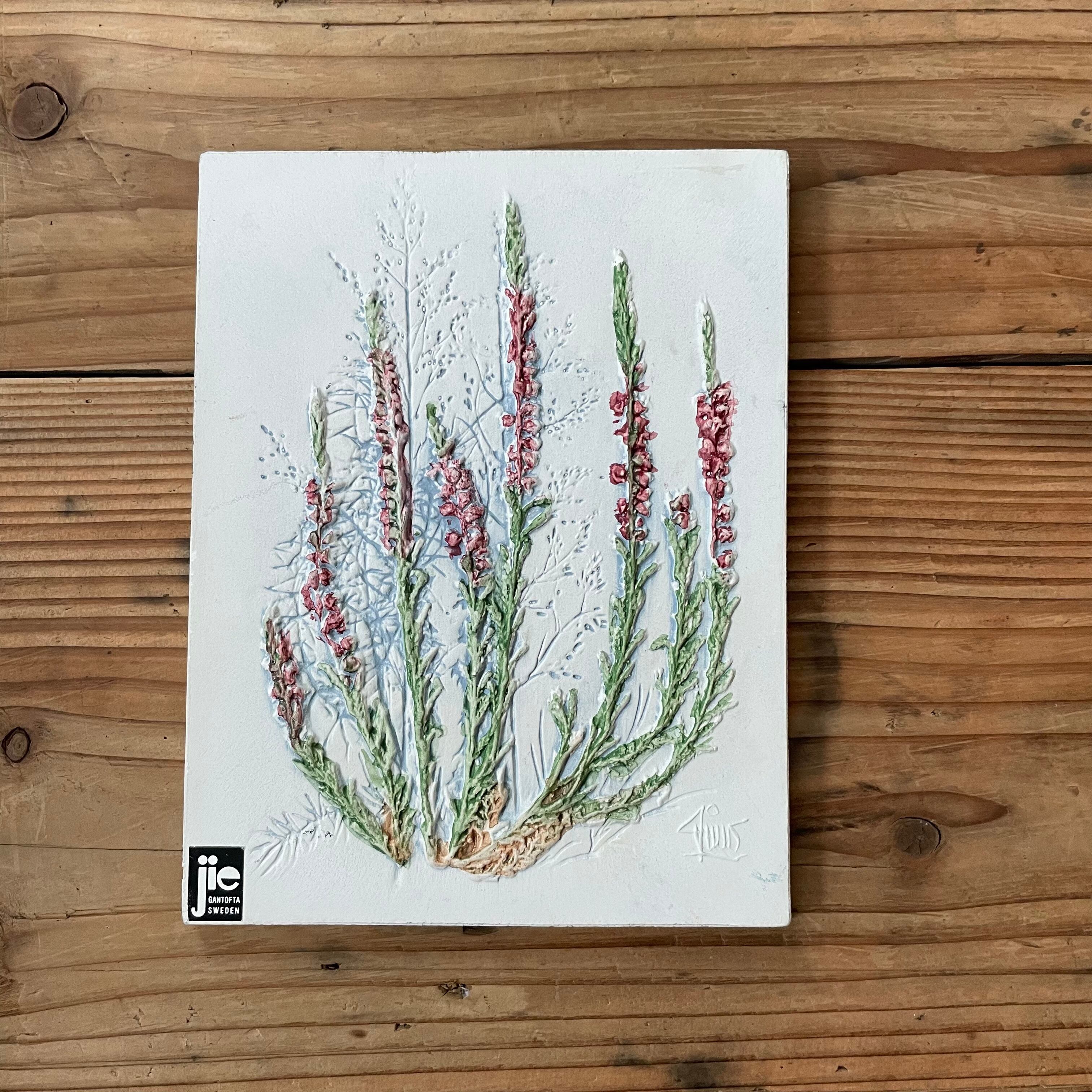 白地に赤い花の陶板