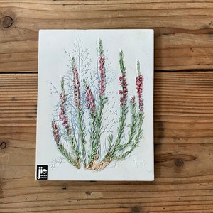 白地に赤い花の陶板