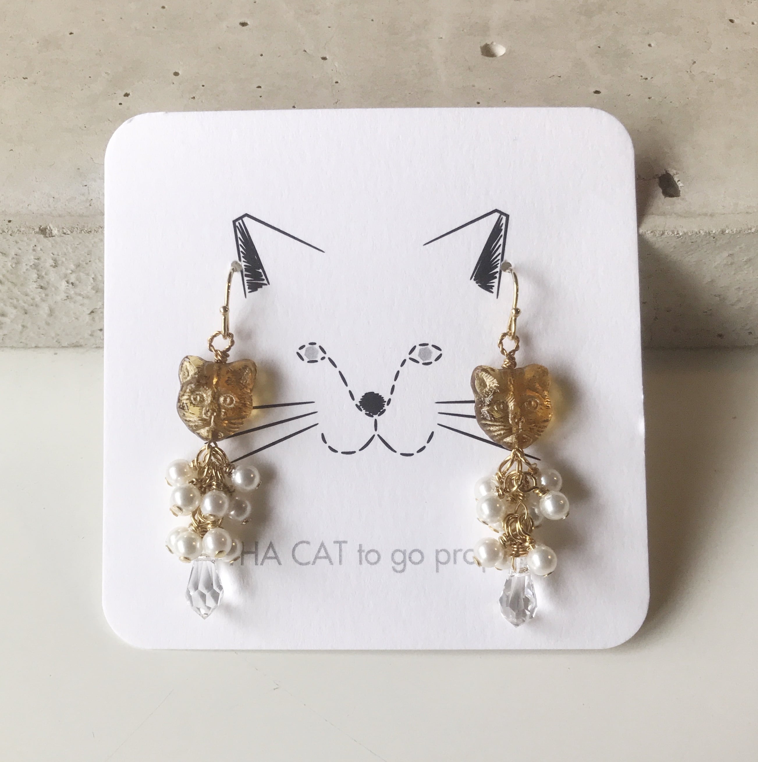 しゃらしゃらネコピアス・イヤリング （ブラウン×パール） | THA CAT  