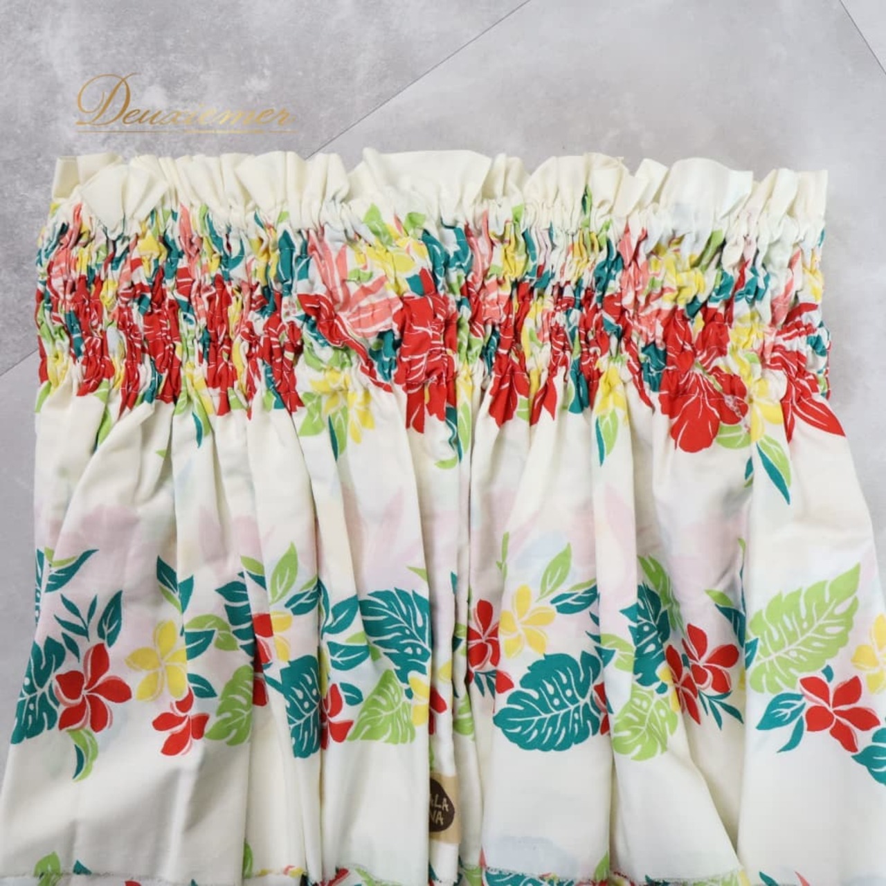 フラダンス 衣装 パウスカート ホワイト系 KAHALA KONA ハイビスカス柄 モンステラ柄 プルメリア柄 ハワイアンプリント アロハ フラ ダンス レッスン 練習 華やか 鮮やか かわいい おしゃれ 上品 シングル ダンス衣装 ハワイアンダンス レディース レッド系 グリーン系 イエロー系 スカート 白 ホワイト フラ衣装 花柄 ボタニカル柄 南国 オシャレ 練習用 レッスン用 くるみボタン風ではない デザインウエストゴム 伸縮性あり カラフル マキシ丈 フレアスカート トロピカル柄