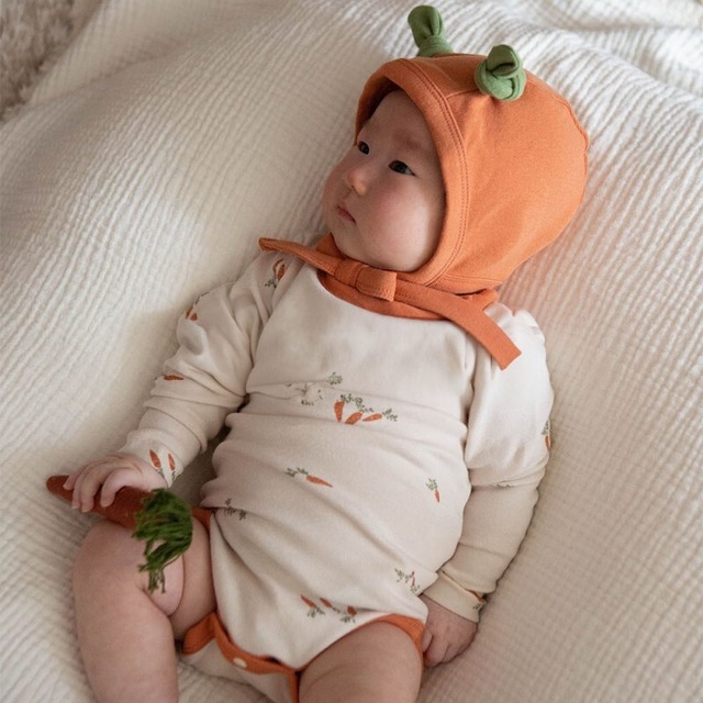 ベビー 春新作　 にんじん プリント ロンパース