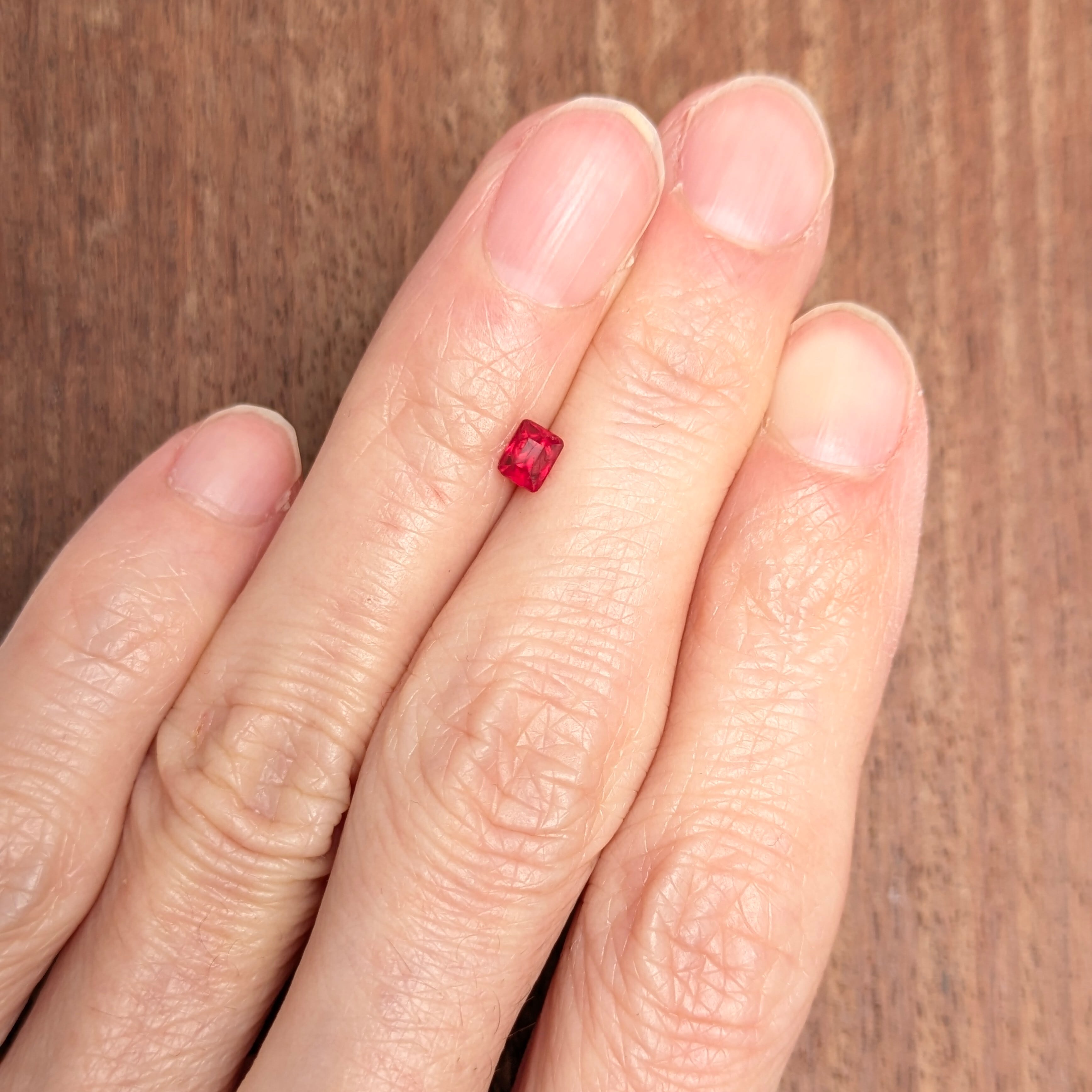 レッドスピネルルース 【0.39ct】PRO208105 | Gem's Subculture