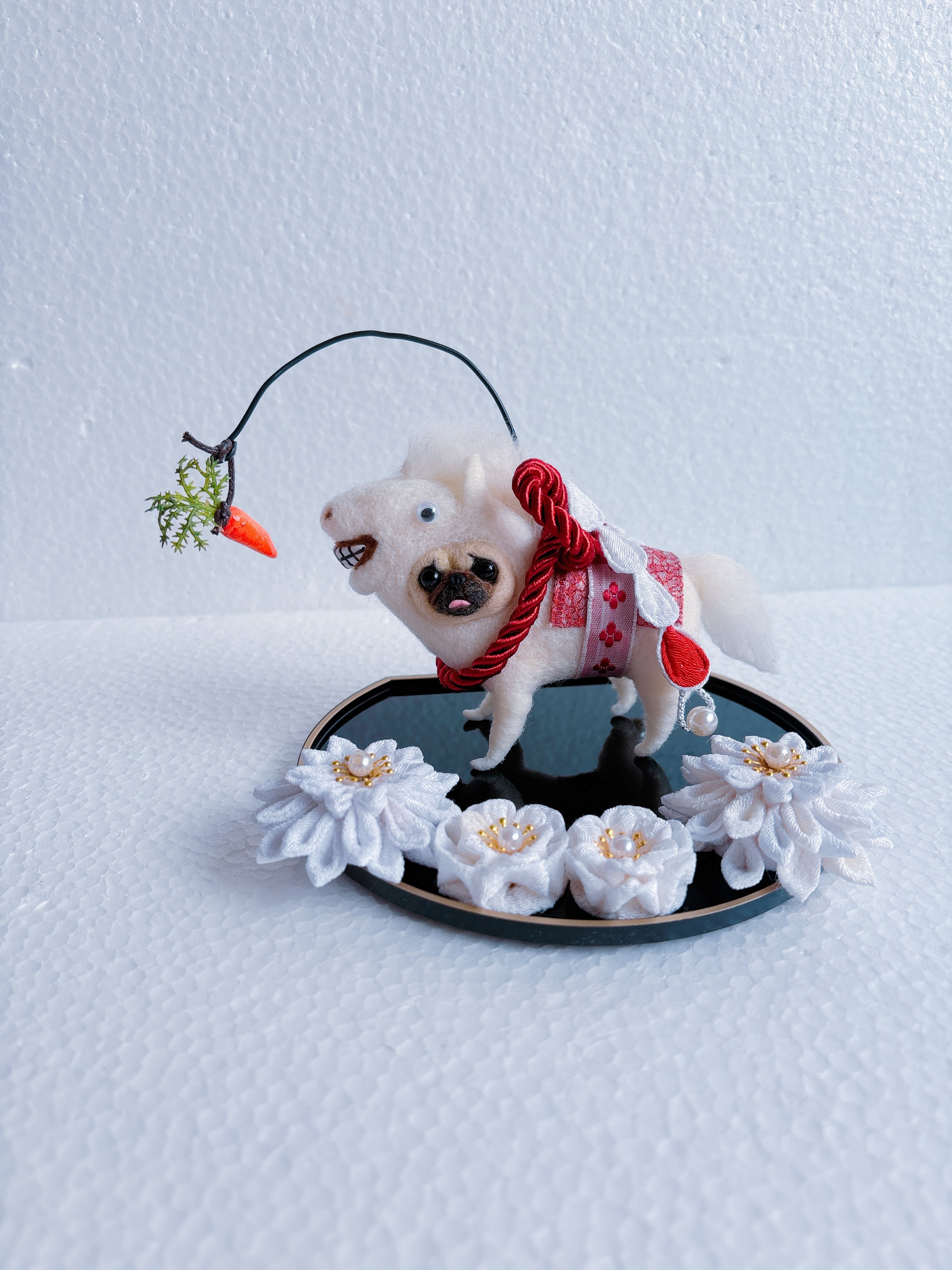 羊毛フェルトパグ午年とつまみ細工(人参) | 羊毛フェルトパグとHANAの店