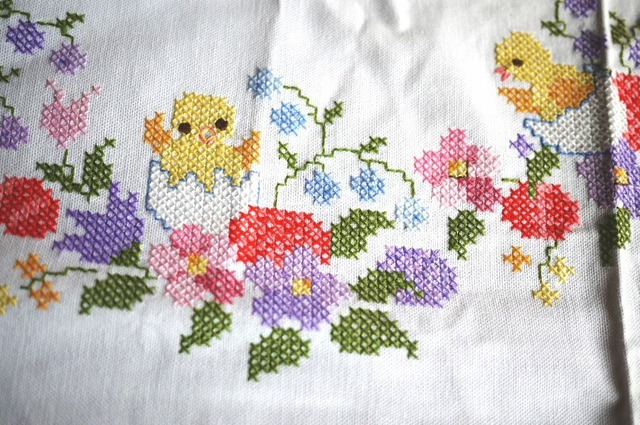 ドイツ 刺繍テーブルセンタークロス イースターひよこクロスステッチ ハンドメイド 手仕事