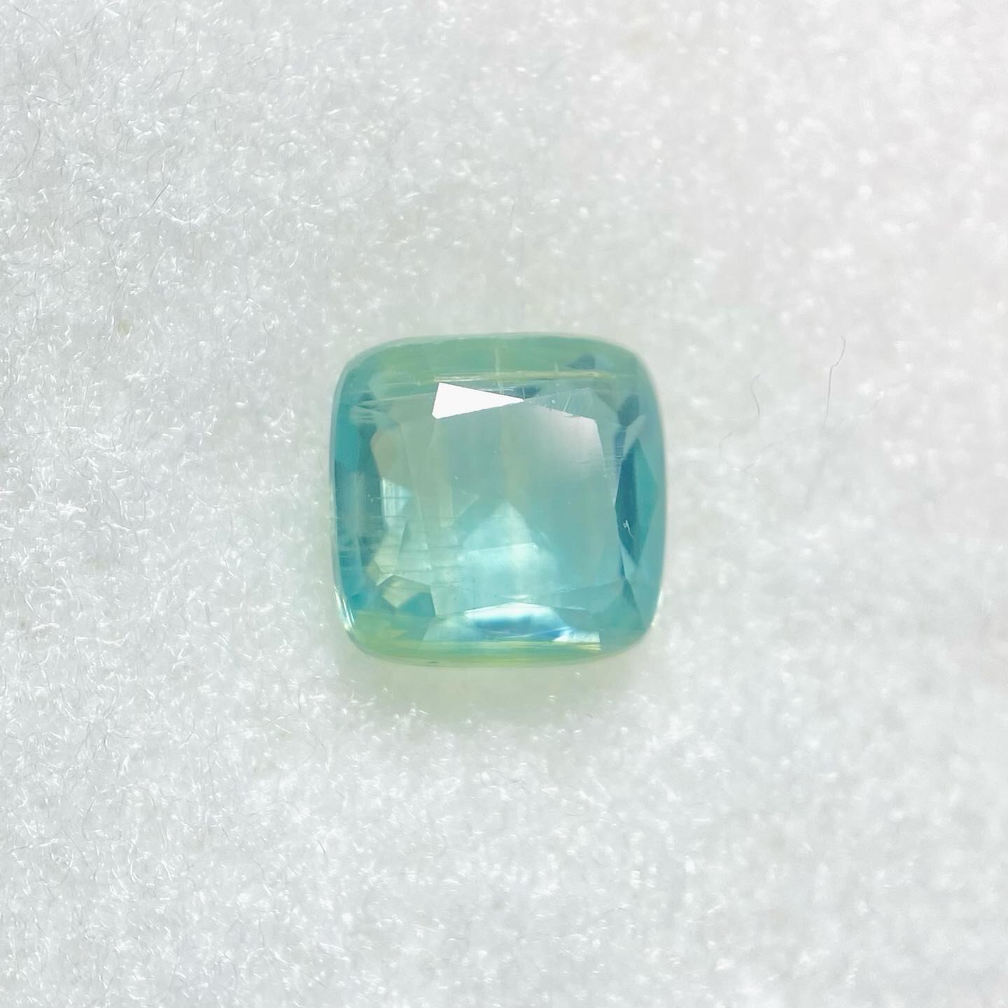 珍しいパーティーカラー　カイヤナイト