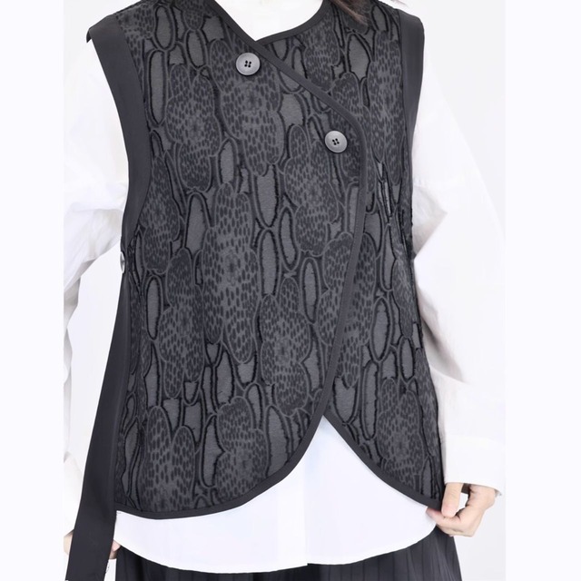 Buttoned textured sleeveless vest C1011
