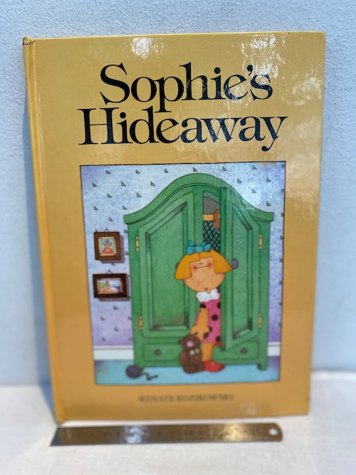 80's 洋書　A pop-up book  Sophie's  Hideaway