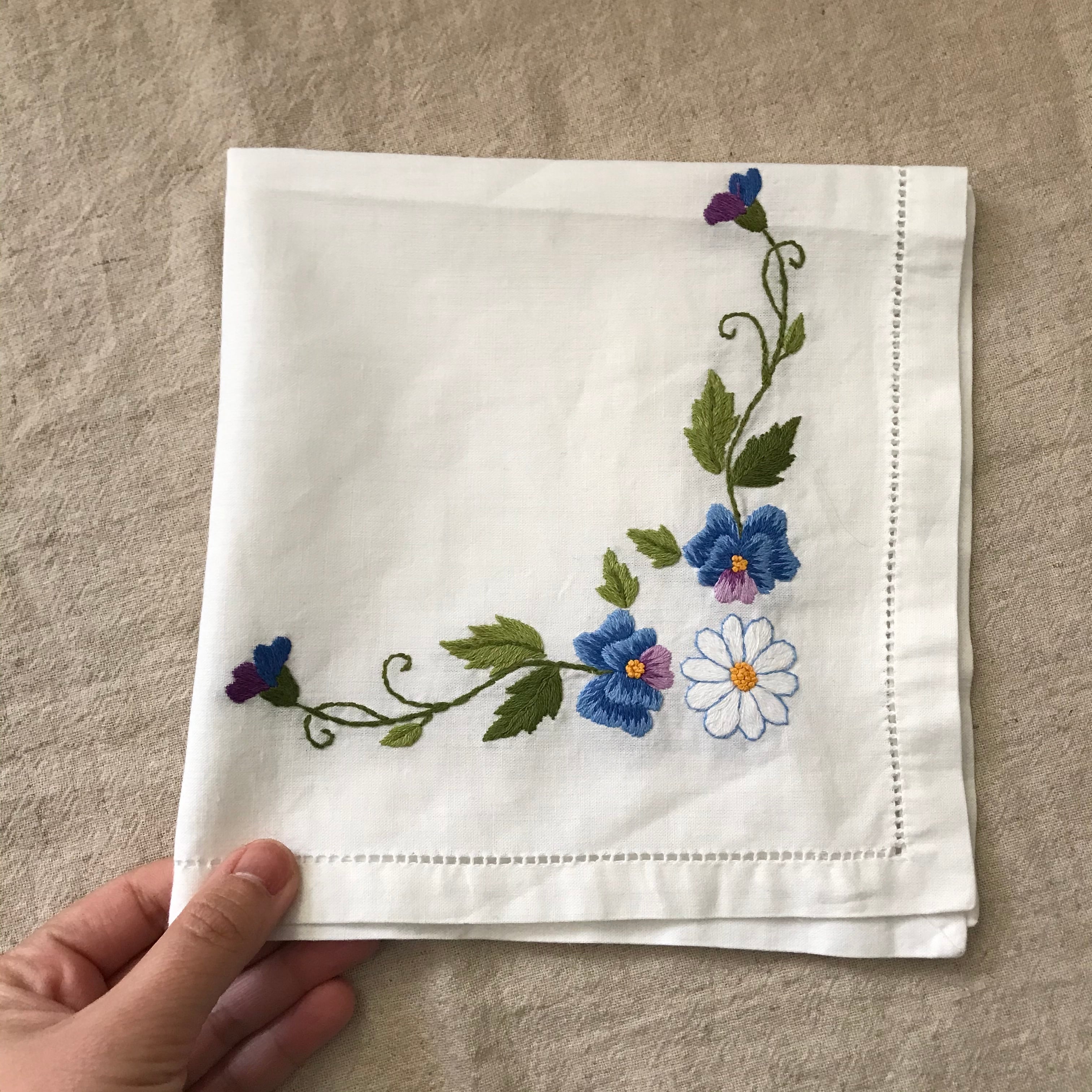 丁寧な花の刺繍の布