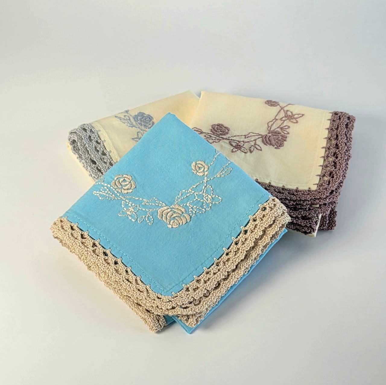 手刺繍ハンカチ　　クロシェの縁取り　クリーム×アンティークローズ　